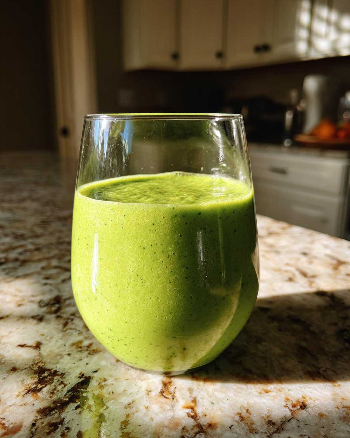 Avocado Basil Citrus Detox Smoothie - detail 1
