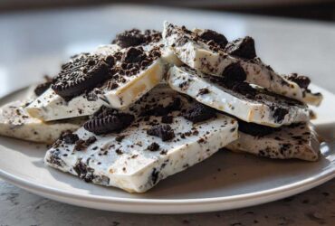 Cookies and Cream Yogurt Bark