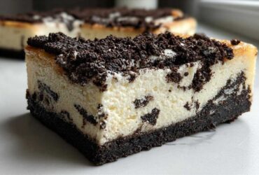 Cookies and Cream Cheesecake Bars